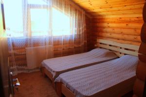 LOG HOUSE客房内的一张或多张床位