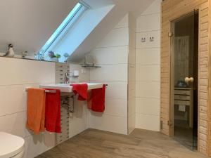 Ένα μπάνιο στο Ferienhaus Ellernblick mit Sauna +31 φωτογραφίες