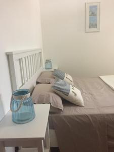 ウッジャーノ・ラ・キエーザにあるCasa SoleLunaのベッドルーム1室(ベッド2台、枕、テーブル付)