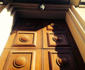una puerta de madera con una cámara encima en Ay Home B&B, en Bolonia
