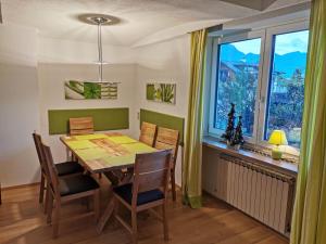 uma sala de jantar com mesa e cadeiras e uma janela em Haus Pierzinger em Wörgl