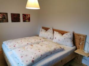 Uma cama ou camas num quarto em Haus Pierzinger