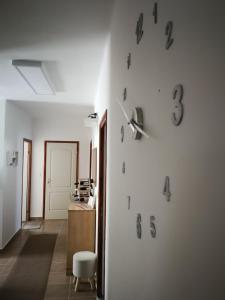 una habitación con un reloj en la pared en Mama vendégház - Palkonya en Palkonya