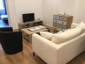 Μια τηλεόραση ή/και κέντρο ψυχαγωγίας στο 3 chambres en lit double, 6 personnes, dans appartement entièrement rénové, 70 m2 , WIFI,Climatisation, très calme , tout équipé,lit bébé