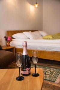 uma garrafa de vinho sentada numa mesa com dois copos em Valery House em Şura Mică