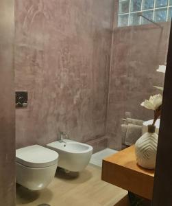 ein Bad mit einem WC und einem Waschbecken in der Unterkunft Estrelícia in Porto