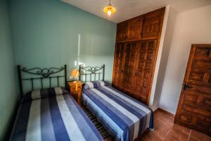 two beds in a bedroom with green walls at Tito´s Beach House in Pozo Negro