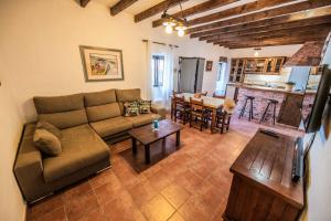 a living room with a couch and a table at Tito´s Beach House in Pozo Negro