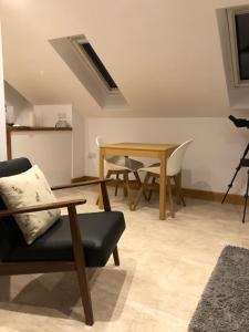quiet secluded loft in County Durham في دورهام: غرفة معيشة مع طاولة وكراسي