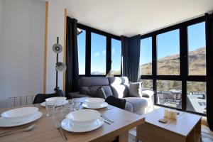 a living room with a table and a couch at Lux Isard "Acceso directo a pistas" in Pas de la Casa