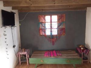 Achalay في بونتا ديل ديابلو: سرير في غرفة بها نافذة