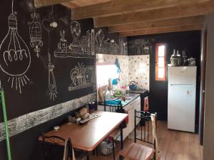 Achalay في بونتا ديل ديابلو: مطبخ بحائط اسود عليه رسوم