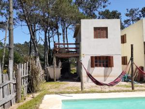 Achalay في بونتا ديل ديابلو: منزل به أرجوحة بجوار حمام السباحة