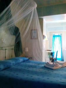 Un dormitorio con una cama con una red. en La Casa di Ulisse B&B, en Quercianella