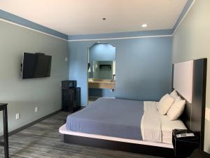 Postel nebo postele na pokoji v ubytování Crystal Suites