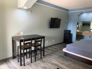 Postel nebo postele na pokoji v ubytování Crystal Suites