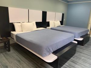 Postel nebo postele na pokoji v ubytování Crystal Suites