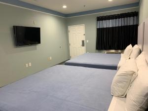 Postel nebo postele na pokoji v ubytování Crystal Suites
