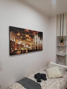 una camera da letto con una foto di una cattedrale appesa al muro di Sweet Home Milano B&B a San Donato Milanese