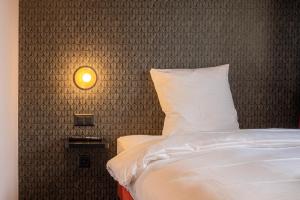 Rúm í herbergi á BLOOM Boutique Hotel & Lounge Basel
