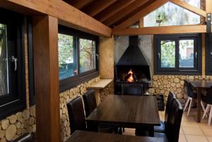 ein Kamin in einem Restaurant mit Tisch und Stühlen in der Unterkunft Can Congost in Sort