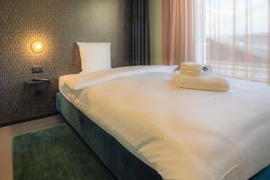Rúm í herbergi á BLOOM Boutique Hotel & Lounge Basel