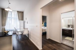 Kuchyňa alebo kuchynka v ubytovaní Luxury Modern Designed Oldtown Apartment