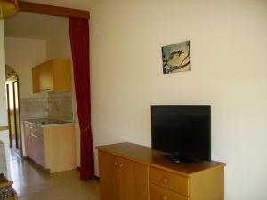 salon z telewizorem na drewnianej komodzie w obiekcie Residence Bichler w Meranie