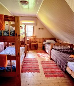 Toomalõuka Tourist Farm emeletes ágyai egy szobában