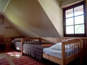 Tempat tidur dalam kamar di Toomalõuka Tourist Farm