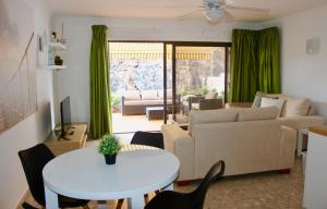 Posezení v ubytování 2 BDR,2 BATH Amarilla Golf Apartment