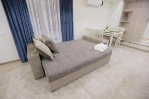 1 dormitorio con 1 cama y comedor con mesa en Newly Renovated Studio Apartment in Downtown Center 5, en Tashkent