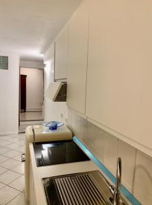 una cucina con lavandino e piano di lavoro di [Storico] Ombelico di Parma a Parma