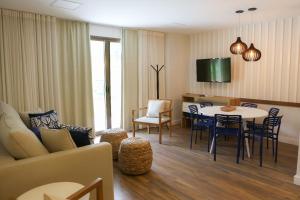 a living room with a couch and a table at Livyd Angra dos Reis - Complexo Reserva do Mar in Angra dos Reis