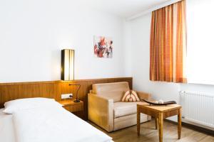 Postel nebo postele na pokoji v ubytování Hotel Kapeller Innsbruck