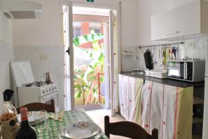 ローマにあるA Casa di Pe' Casa Vacanzeのキッチン(テーブル、電子レンジ付)