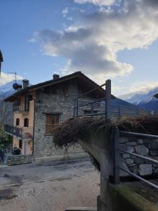 una casa de piedra con una valla delante en Casa MAEL - CIR 0017, en Saint-Pierre