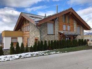 uma casa com pedra e madeira em Ski Heaven 7 em Veysonnaz