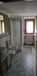 Un baño con dos lavabos y un inodoro. en Casa MAEL - CIR 0017, en Saint-Pierre