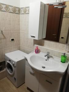 łazienka z umywalką i pralką w obiekcie Relax house w Cefalù +26 zdjęć