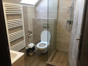 Ein Badezimmer in der Unterkunft Farkas Panzió
