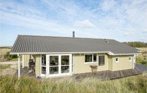 GrønhøjにあるStunning Home In Lkken With 3 Bedrooms, Sauna And Wifiの畑の小さな黄色い家