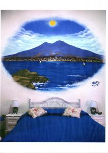 ナポリにあるB&B Ruffo Nel cuore di Napoliの湖と山の絵画が描かれたベッドルーム