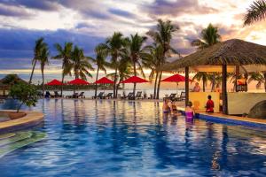 dos niños jugando en una piscina en un complejo en Musket Cove Island Resort, en Malolo Lailai