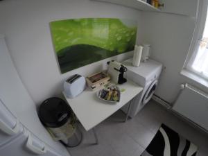 einen kleinen weißen Tisch in einem kleinen Bad in der Unterkunft Clean & Central 2 Room Apartment 50m² in Hannover