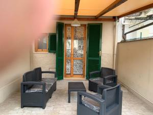 A seating area at AL GELSOMINO