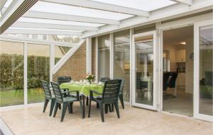 une salle à manger avec une table et des chaises vertes dans l'établissement Nice Home In Vlagtwedde With Kitchen, à Vlagtwedde