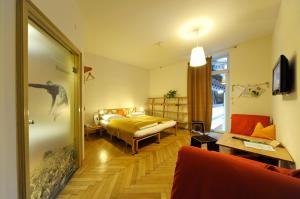 Tempat tidur dalam kamar di Erlebnis Post - Stadthotel mit EigenART