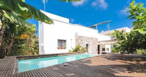 Bazén v ubytovaní Villa Canaria piscina jacuzzi jardín alebo v jeho blízkosti