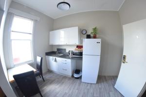Η κουζίνα ή μικρή κουζίνα στο Fernlodge Inglewood +9 φωτογραφίες